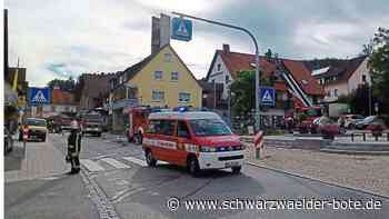 Drehleiter mit angefordert - Feuerwehrabteilung Tennenbronn übt auf dem Dorfplatz - Schwarzwälder Bote