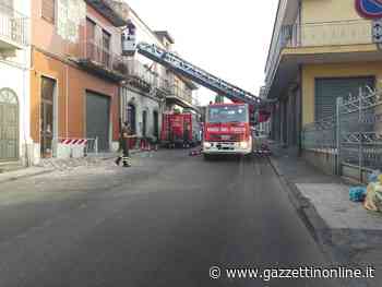 Giarre, frammenti si staccano dal ballatoio di un balcone. Interviene l’autoscala del 115 - Gazzettinonline
