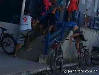 Vídeo: Mulher leva paulada, cai da escada e continua briga em Jerônimo - Jornal Fato