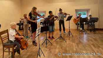 Der Jüngste ist erst sieben: Wie das Internationale Streich-Wurst-Orchester Söchtenau zu seinem Namen kam