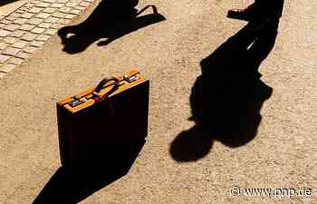 Zu klein fürs Steuer: Oberbayer (98) setzt sich auf Aktenkoffer - Polizei-Kontrolle nervt ihn tierisch - Passauer Neue Presse - PNP.de