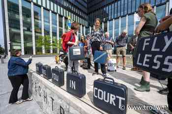 'Een boom planten maakt vliegen nog niet duurzaam': KLM voor de rechter gedaagd - Trouw