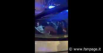 Arrestato ad Aversa, prende a testate la portiera della volante e insulta i poliziotti - Fanpage.it