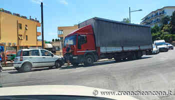 Auto contro camion: ancora un incidente in via Marco Polo - Cronache Ancona - Cronache Ancona