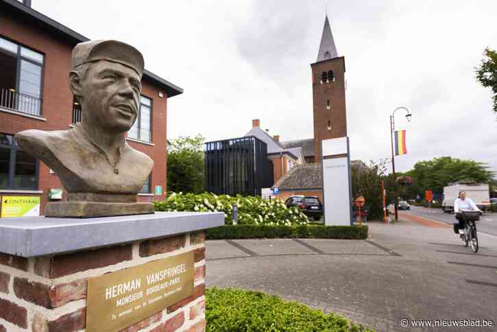 BUURTREPORTAGE. Wielrenners komen thuis op het Astridplein: “Borstbeelden van Rik Van Looy en Herman Vanspringel hadden naast elkaar mogen staan”