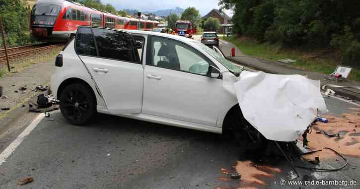 Autofahrer übersieht Zug: 18-Jähriger schwer verletzt