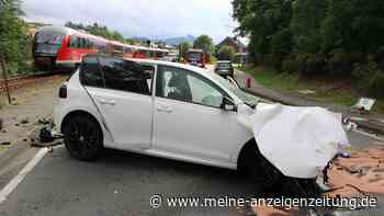 Autofahrer übersieht Zug: 18-Jähriger schwer verletzt