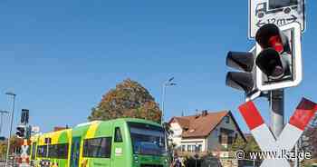 Trotz roter Ampel am Bahnübergang bei Hemmingen überholt: 20-jährige Motorradfahrerin prallt gegen Bahnschranke und verletzt sich schwer - Ludwigsburger Kreiszeitung