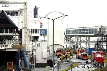 Fehmarn: Fährschiff verliert Öl im Hafenbecken - Dennis Angenendt