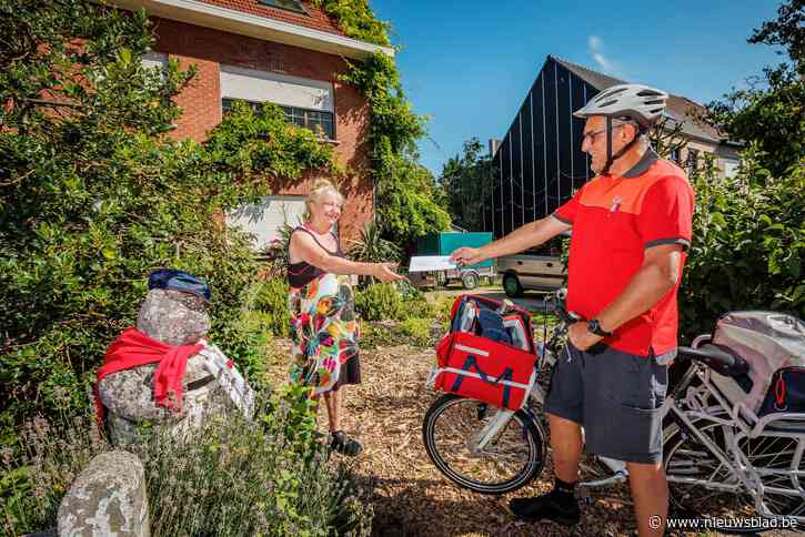 Postbode Danny uitgewuifd na bijna veertig jaar dienst: “Bij de post gaan ze nooit nog zo iemand vinden”