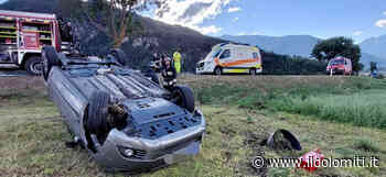 L'auto si ribalta e finisce nell'erba a fianco della carreggiata (FOTO): sul posto i vigili del fuoco per le operazioni di recupero - il Dolomiti