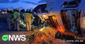 Gekantelde vrachtwagen met 12 ton frikandellen op de E40 bij Veurne: rechterrijstrook versperd - Vlaamse Radio- en Televisieomroeporganisatie