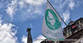 “Mayors for Peace“: Neue Flagge für das Aachener Rathaus