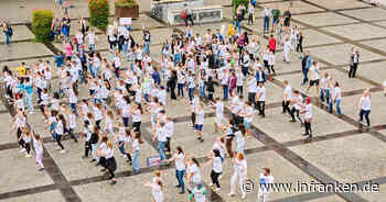 Bamberg: Gegen Gewalt an Kindern und Jugendlichen - Flashmob fand auf dem Maxplatz statt