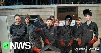 Stekene eert overleden jeugdschrijver Dirk Bracke met 10 boekenruilkastjes - Vlaamse Radio- en Televisieomroeporganisatie