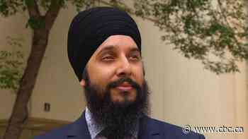 Edmonton law student sues province, law society over mandatory oath to the Queen