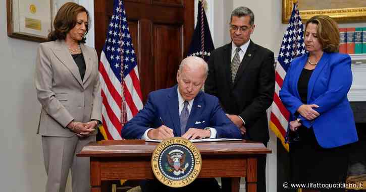 Usa, Biden firma ordine esecutivo per proteggere l’accesso all’aborto: “Da Corte decisione politica, adesso serve una legge”