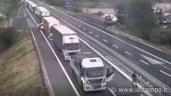 Furgone in fiamme in galleria tra Albenga e Andora, sei persone intossicate - La Stampa