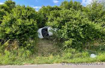 FW Alpen: Pkw liegt auf Fahrerseite im Gebüsch