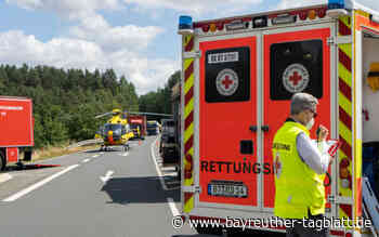 Schwerer Unfall auf B22 im Kreis Bayreuth: Person eingeklemmt und schwer verletzt - Vollsperrung - Bayreuther Tagblatt