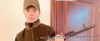 Elle troque ses chaussures de ballet pour un AK-47