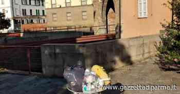 Fidenza: i "soliti" rifiuti di fianco al Duomo - Gazzetta di Parma