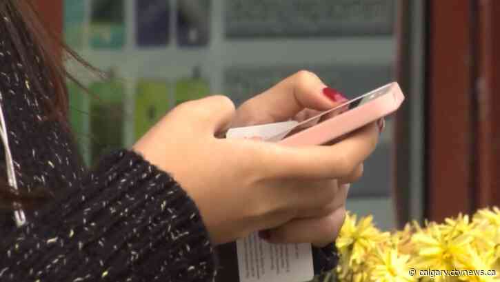 'Stressful' day for Calgary residents, businesses as Rogers outage drags on