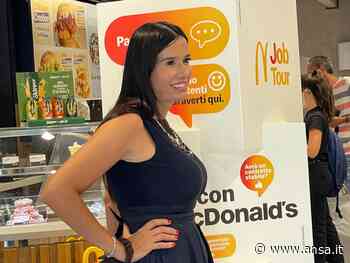 Giovani in fila a Cagliari per un posto alla McDonald's - Agenzia ANSA