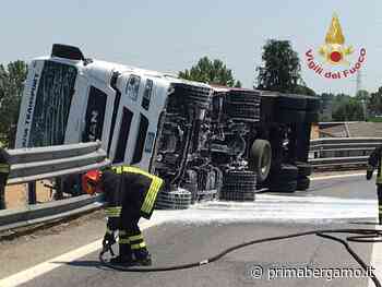 Camion si ribalta all'uscita del casello di Dalmine: intervengono i Vigili del fuoco - Prima Bergamo