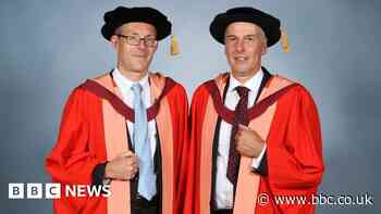 Thai cave rescue divers get honorary degrees in Bristol
