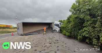 Vrachtwagen met lading steengruis kantelt op A19 in Menen - VRT NWS