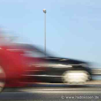 Polizei in Essen sucht Zeugen: Radfahrer stürzt bei Überholmanöver eines Autos - Radio Essen
