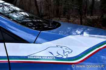 Dorme sotto un lettino in un bagno a Marina di Pisa, minaccia e offende bagnina e polizia - gonews