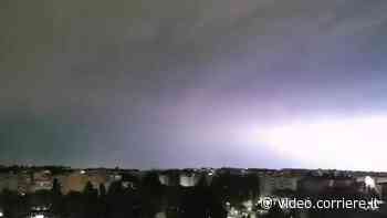 Temporale nella notte a Roma, ma all’alba splende di nuovo il sole - Corriere TV