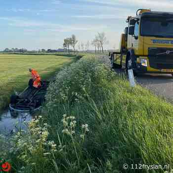 Automobilist onder invloed raakt te water met auto in Niawier - 112 Fryslân