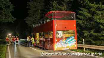 Party im offenen Doppeldeckerbus: Mann prallt gegen Brücke