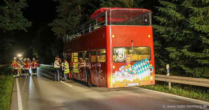 Party im offenen Doppeldeckerbus: Mann prallt gegen Brücke