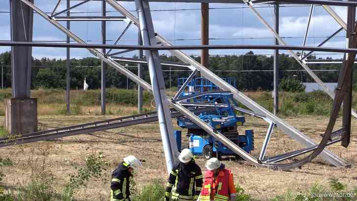 Sittensen: Stahlträger stürzen auf Arbeiter - zwei Verletzte - NDR.de