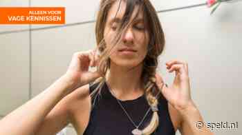 Balen: vrouw die net helemaal in balans is dankzij ketting met amethist loopt keuken in met granieten aanrecht - De Speld