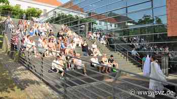 Open-Air-Programm in Parchim: Am 23. Juni gibt Julian Dietz ein Konzert auf den Stadthaustreppen - svz – Schweriner Volkszeitung