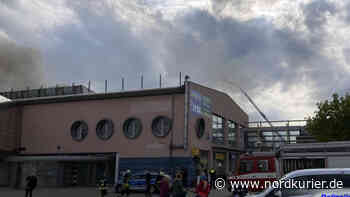 Große Rauchwolke: Feuer im Parchim-Center – Fenster und Türen schließen - Nordkurier