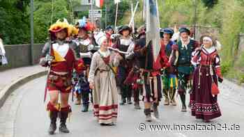Der historische Umzug auf die Burg ist geschafft