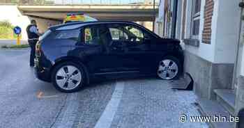 Chauffeur knalt met wagen tegen gevel op Stationsplein - Het Laatste Nieuws