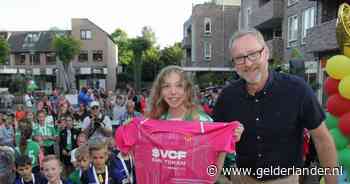 Eindelijk weer hulde voor jonge kampioenen van Berg en Dal: Evi (12) wint keepersshirt van Cillessen - De Gelderlander