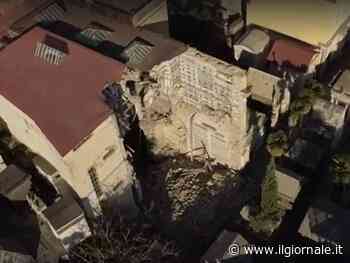 "Liberate i resti mortali dei nostri cari". La protesta dei familiari dopo il crollo del cimitero