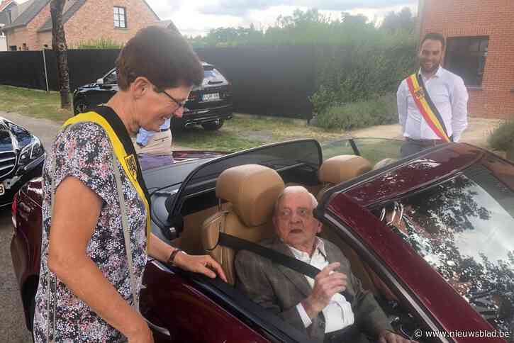 Fanfare begeleidt honderdjarige Jos naar feest