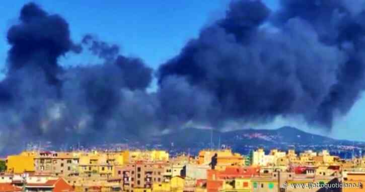 Incendio a Roma, la nube nera di fumo spinta dal vento avvolge la zona est della Capitale: “Tenete le finestre chiuse”