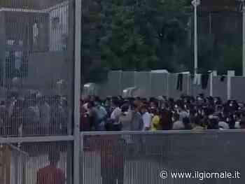 Lampedusa: situazione esplosiva mentre si attendono altri migranti