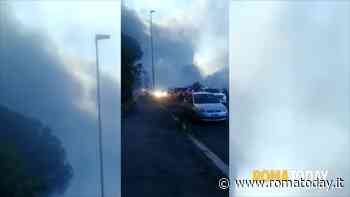VIDEO | Maxi incendio a Centocelle, le immagini della nube nera da tutta Roma