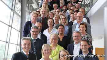 30 Unterschriften: Kooperationsvertrag des „Ausbildungsverbund Pflege Stadt und Landkreis Rosenheim“ unterzeichnet